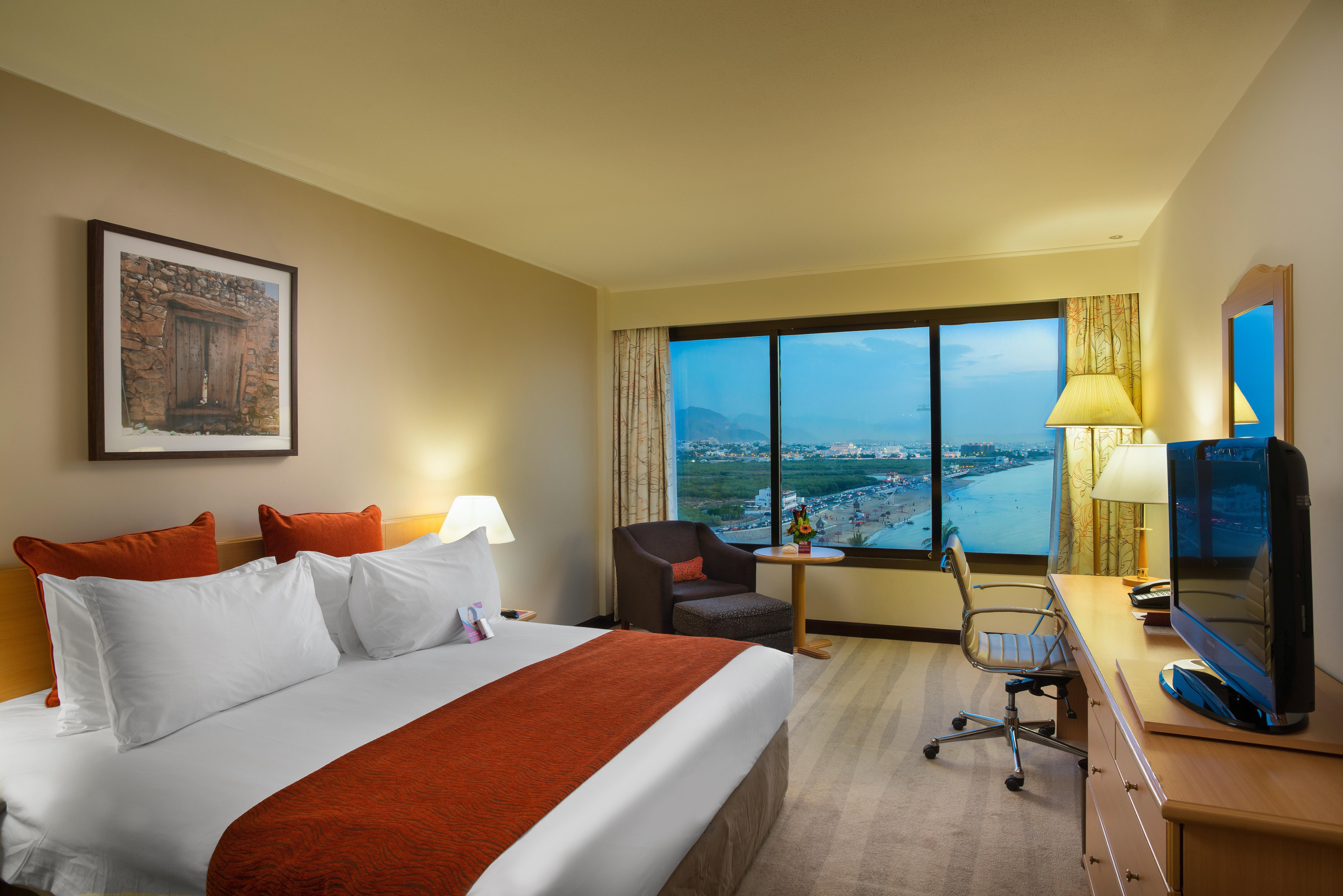 Отель Crowne Plaza Muscat By Ihg Экстерьер фото