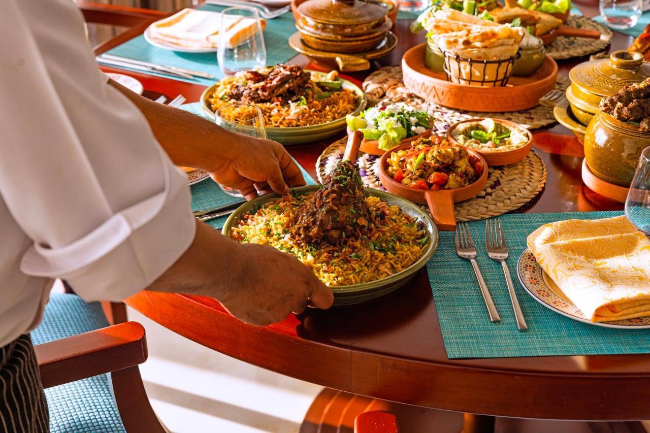 Отель Crowne Plaza Muscat By Ihg Экстерьер фото