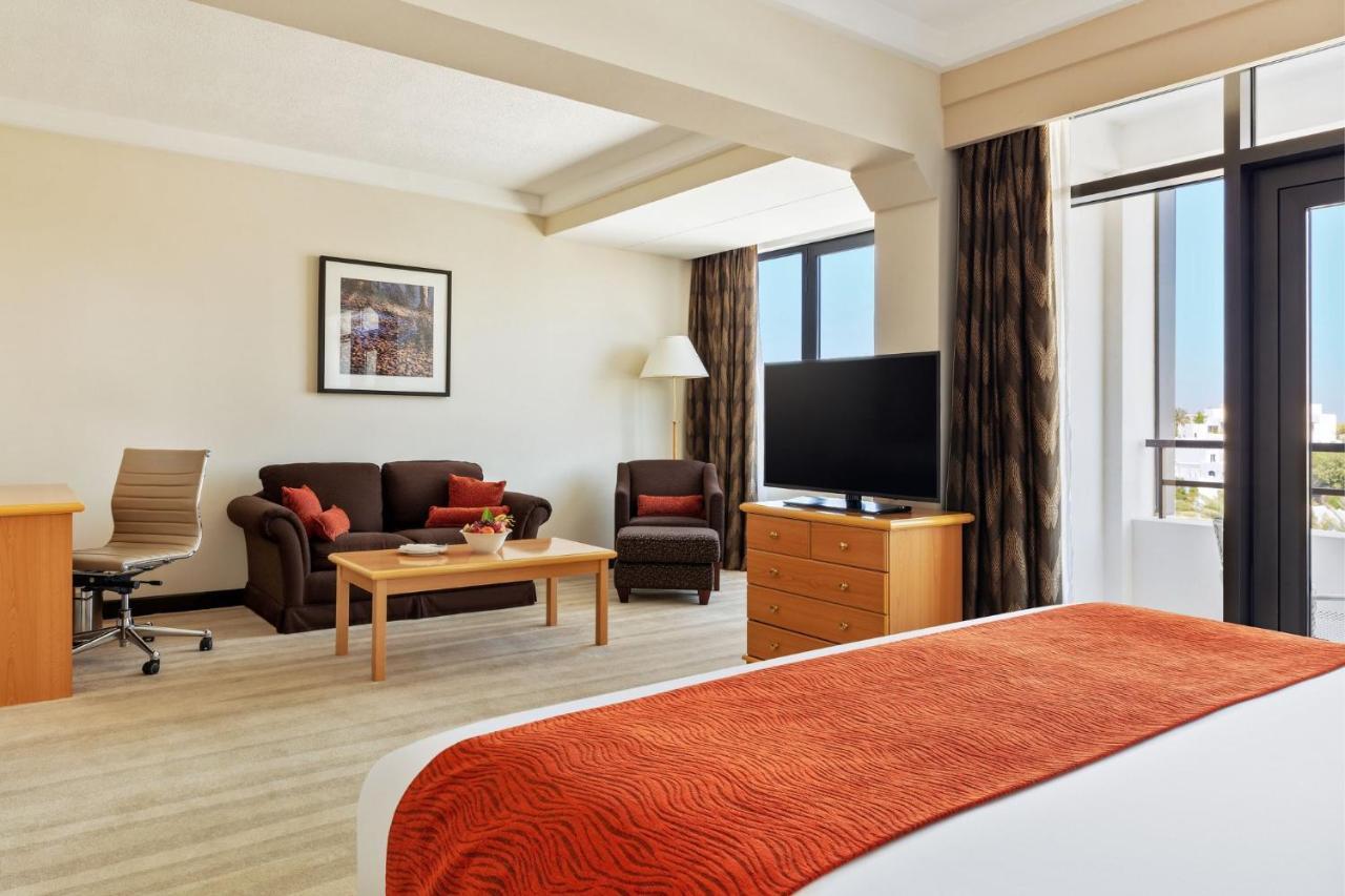 Отель Crowne Plaza Muscat By Ihg Экстерьер фото