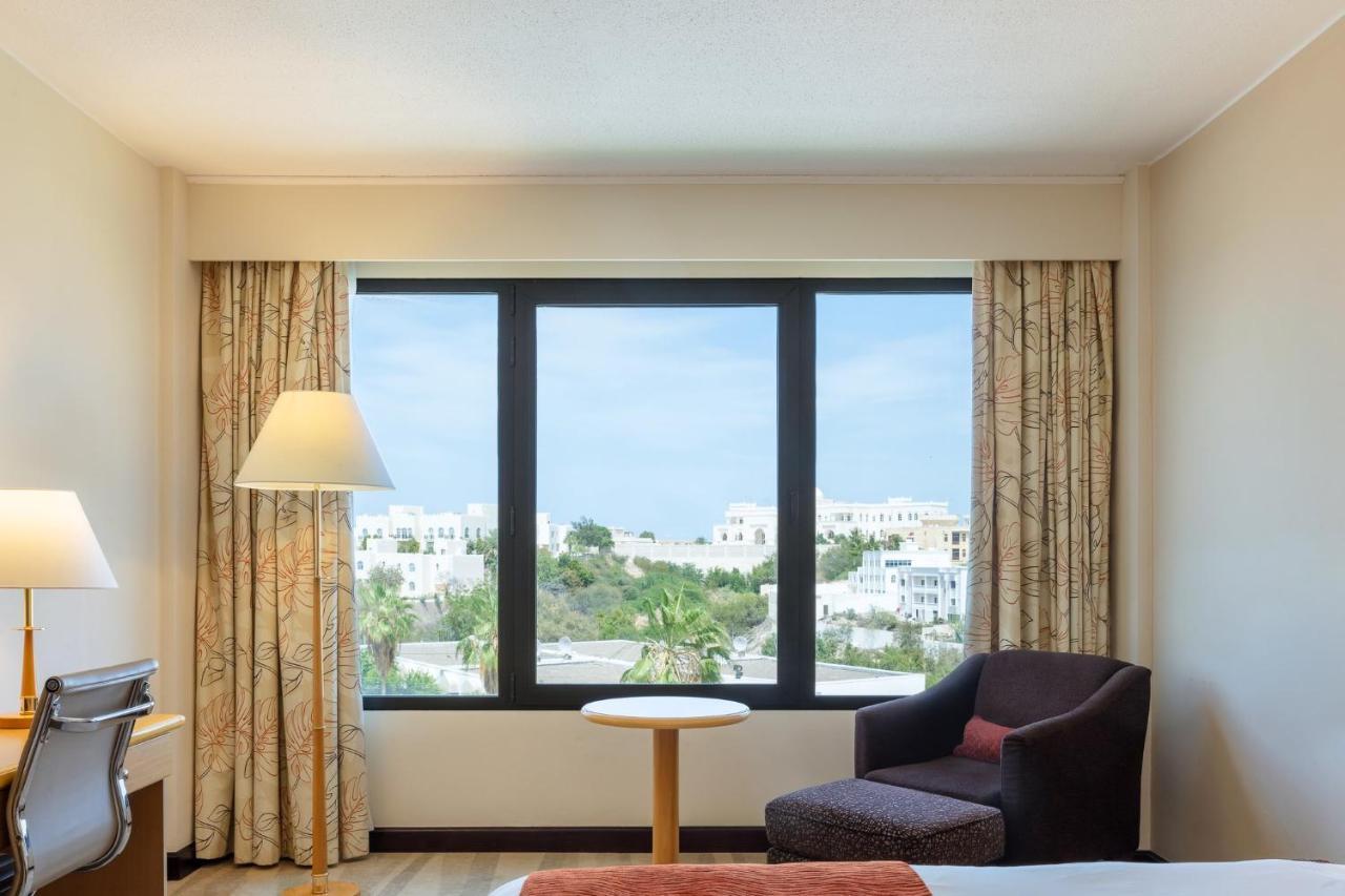 Отель Crowne Plaza Muscat By Ihg Экстерьер фото