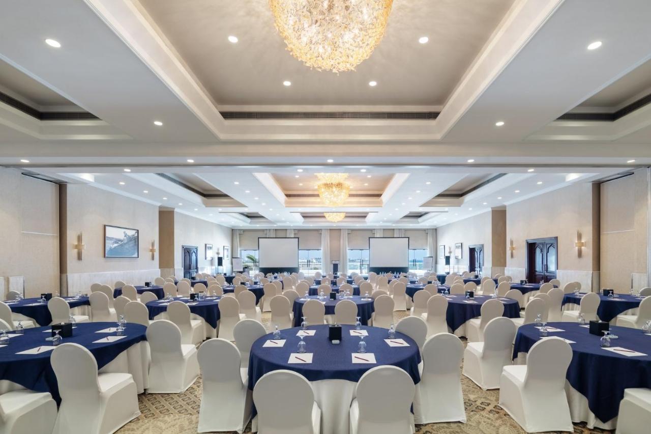Отель Crowne Plaza Muscat By Ihg Экстерьер фото