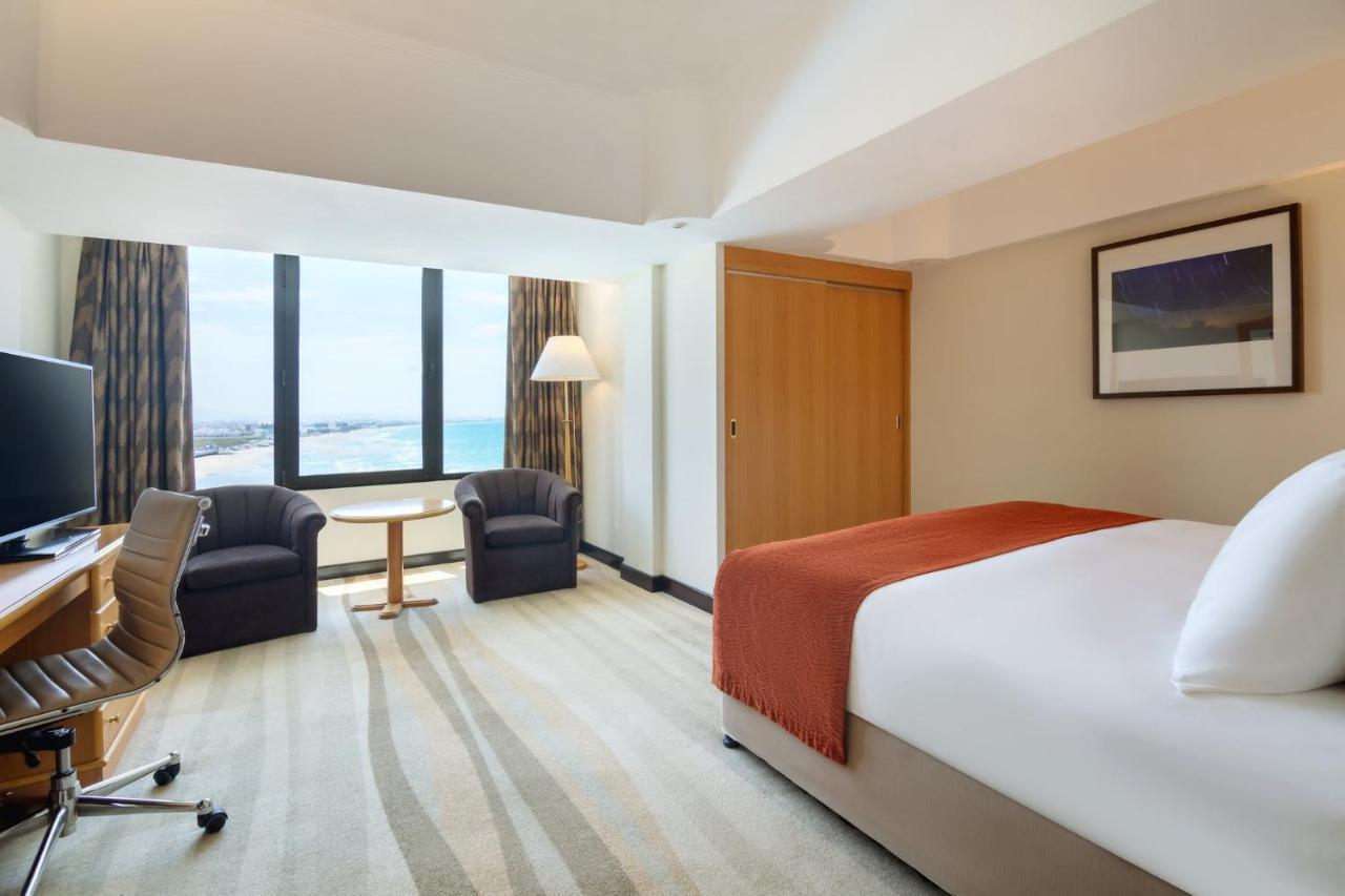 Отель Crowne Plaza Muscat By Ihg Экстерьер фото