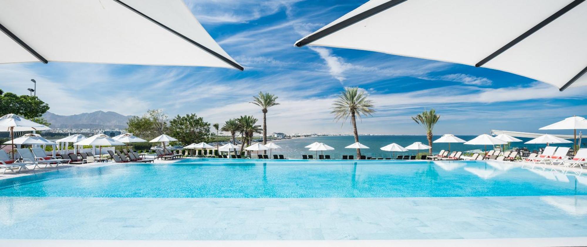 Отель Crowne Plaza Muscat By Ihg Экстерьер фото