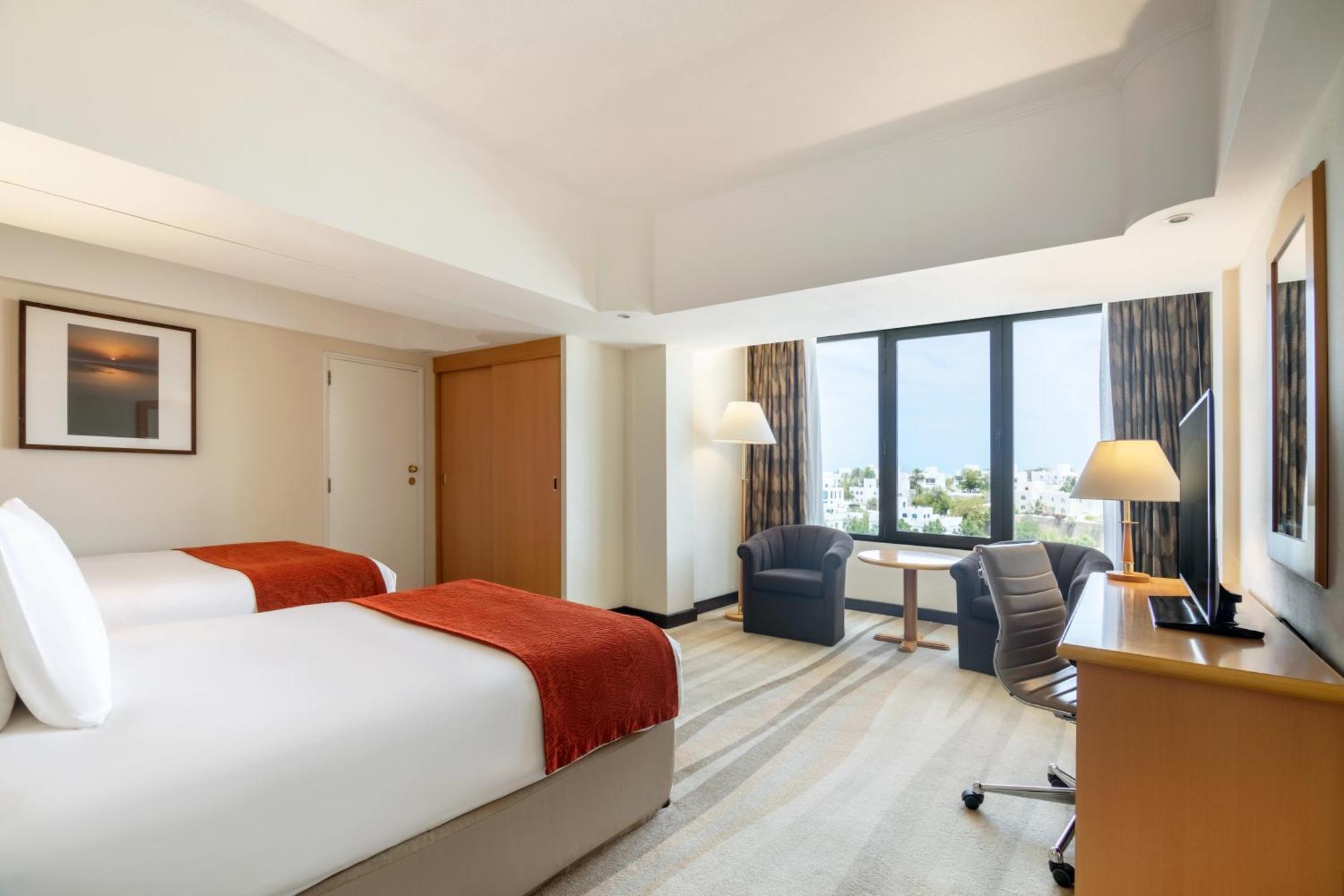Отель Crowne Plaza Muscat By Ihg Экстерьер фото